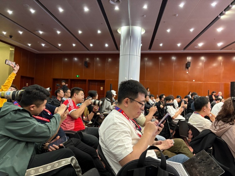 萬眾矚目！記者擠滿國足賽前新聞發布廳，賽場記者預計超300人